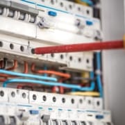 autoriseret elektriker arbejder med el-tavle