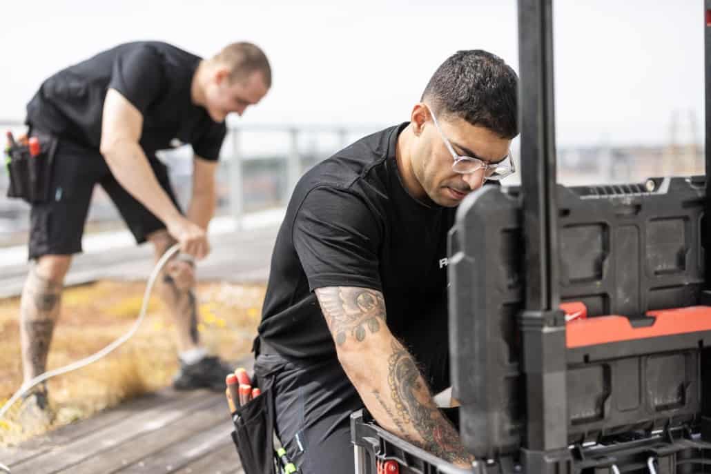 Elektrikere finder værktøj