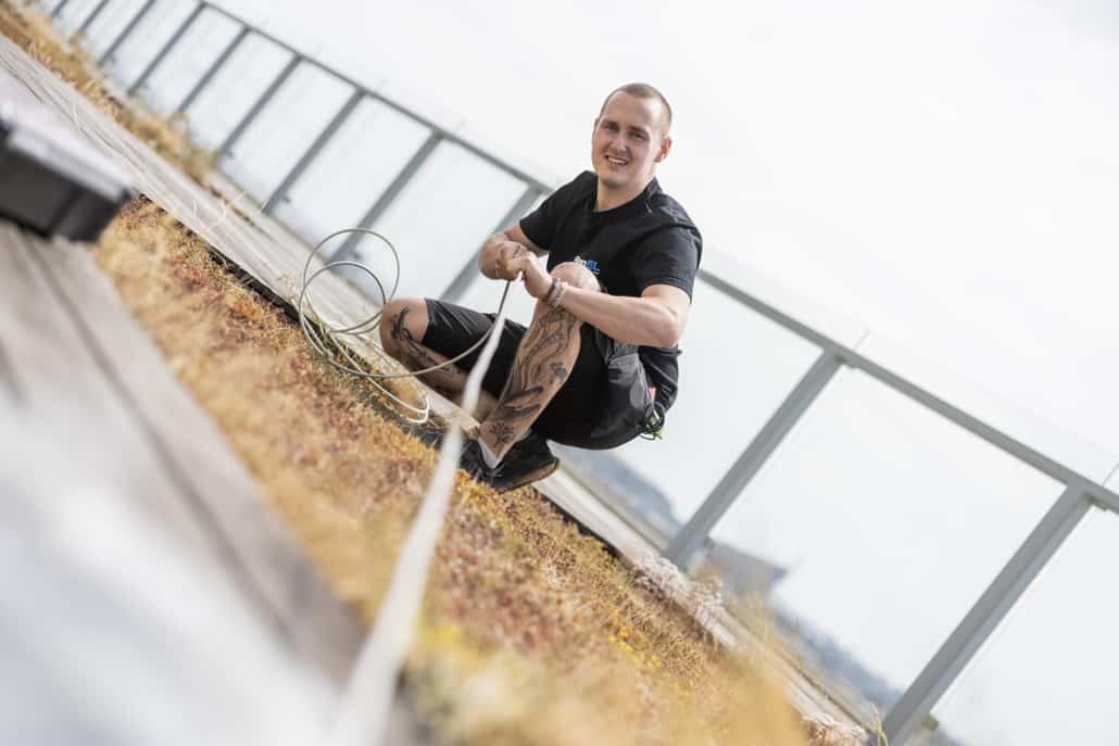 elektriker trækker ledning