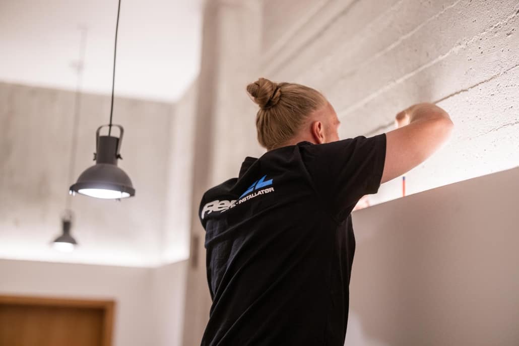 Elektriker skruer i spots