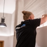 Elektriker skruer i spots