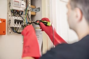 Elektriker bruger spændingstester i el-tavle