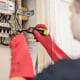 Elektriker bruger spændingstester i el-tavle