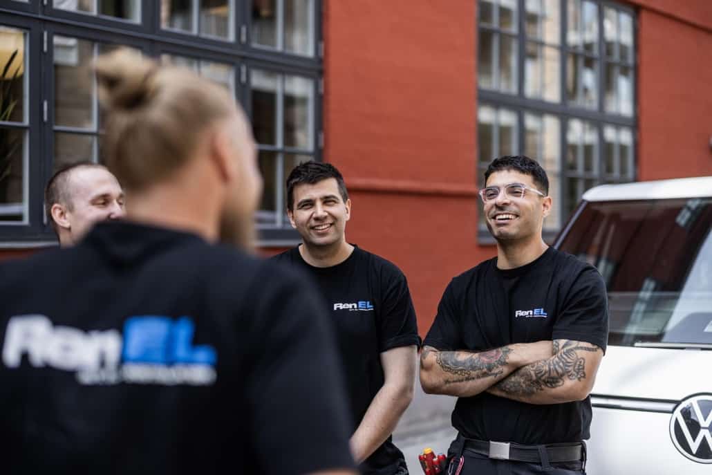 Elektrikere taler og griner