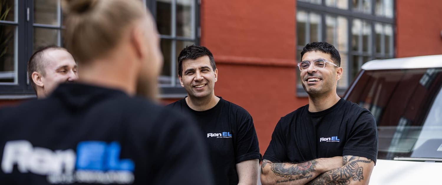 Elektrikere taler og griner
