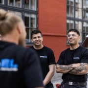 Elektrikere taler og griner
