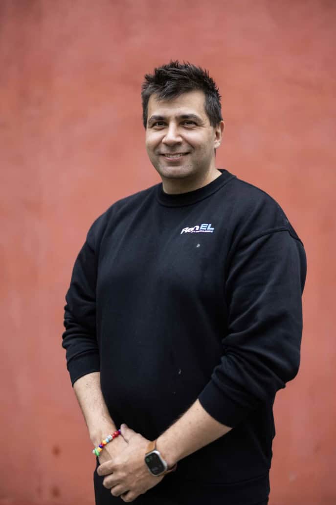 Nicolai ved rød mur