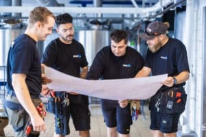 4 mand kigger på plantegning