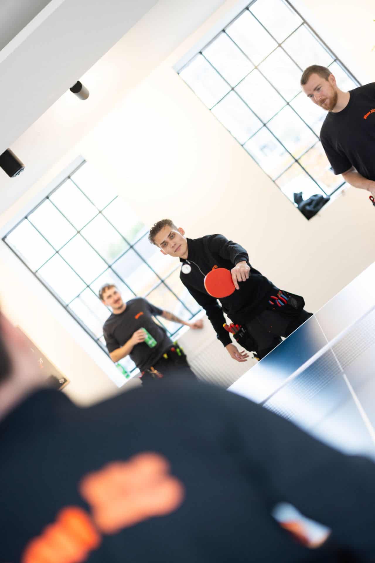 Elektrikerfirma spiller bordtennis