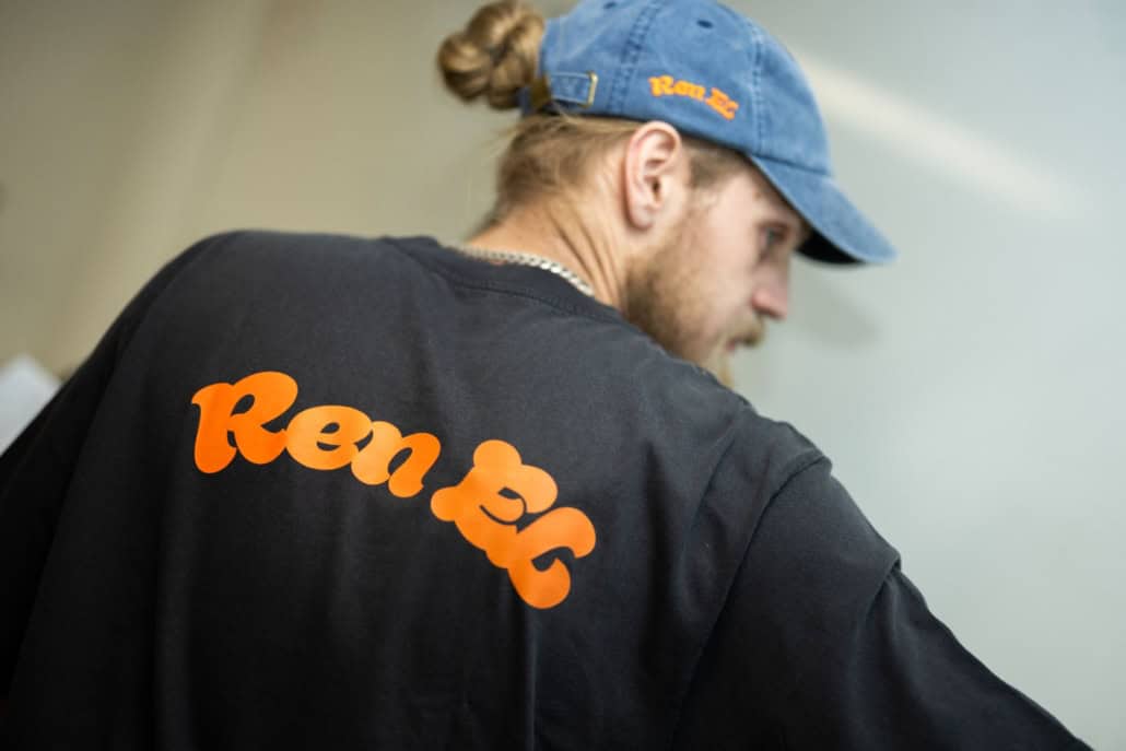 mand med Ren El t-shirt