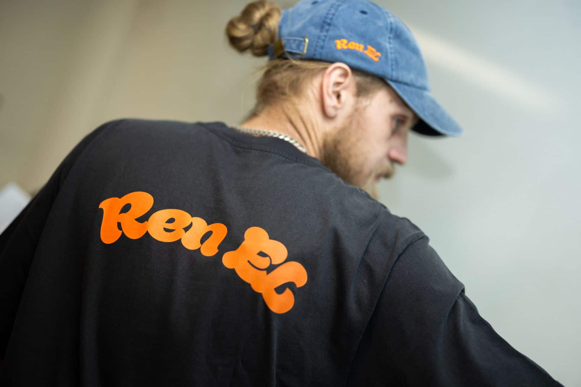 mand med Ren El t-shirt