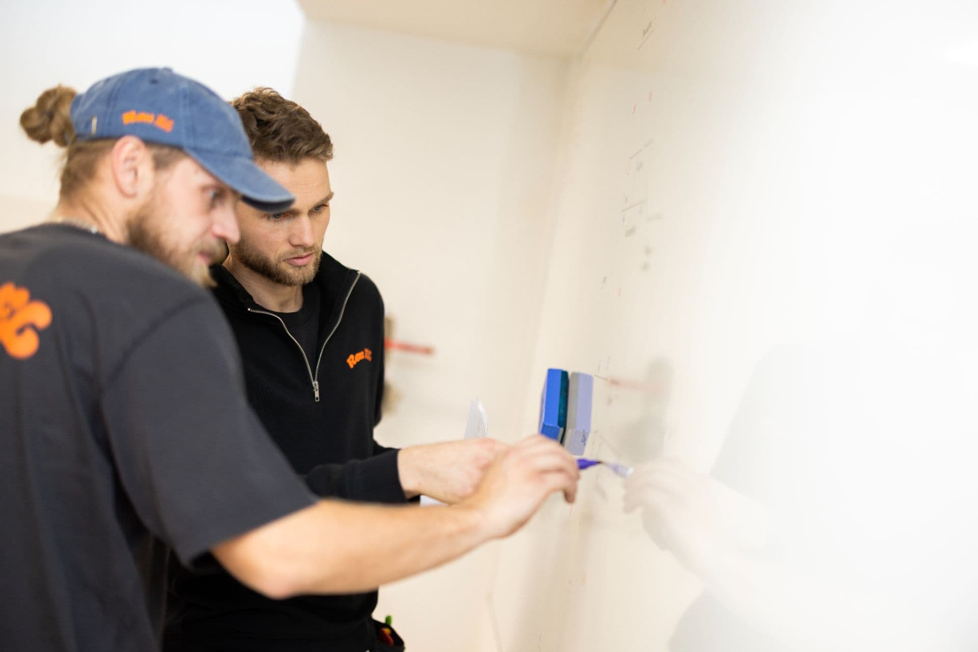 To elektrikere laver plan for arbejde