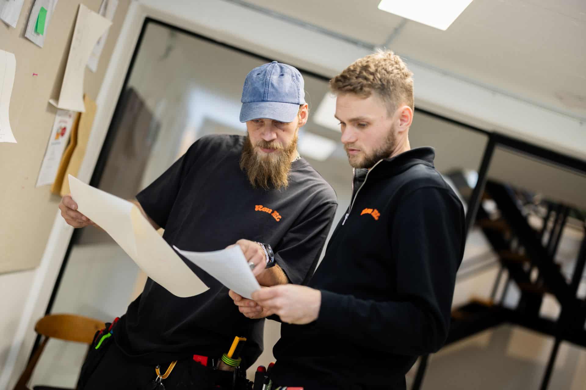 To elektrikere kigger på plantegning