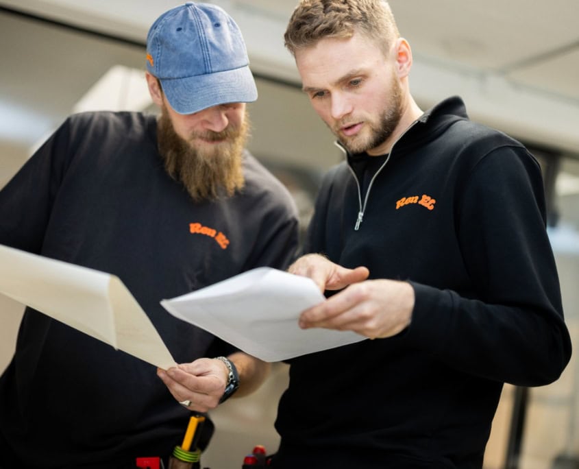 To elektrikere planlægger