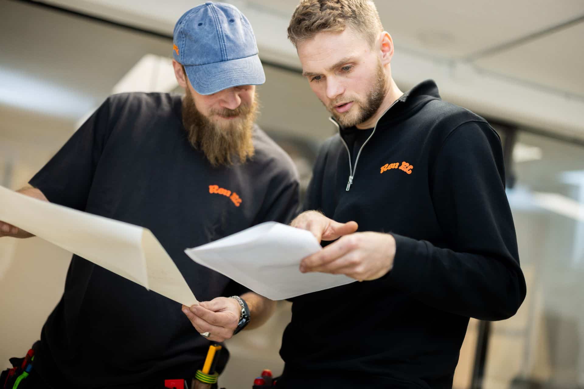 To elektrikere planlægger