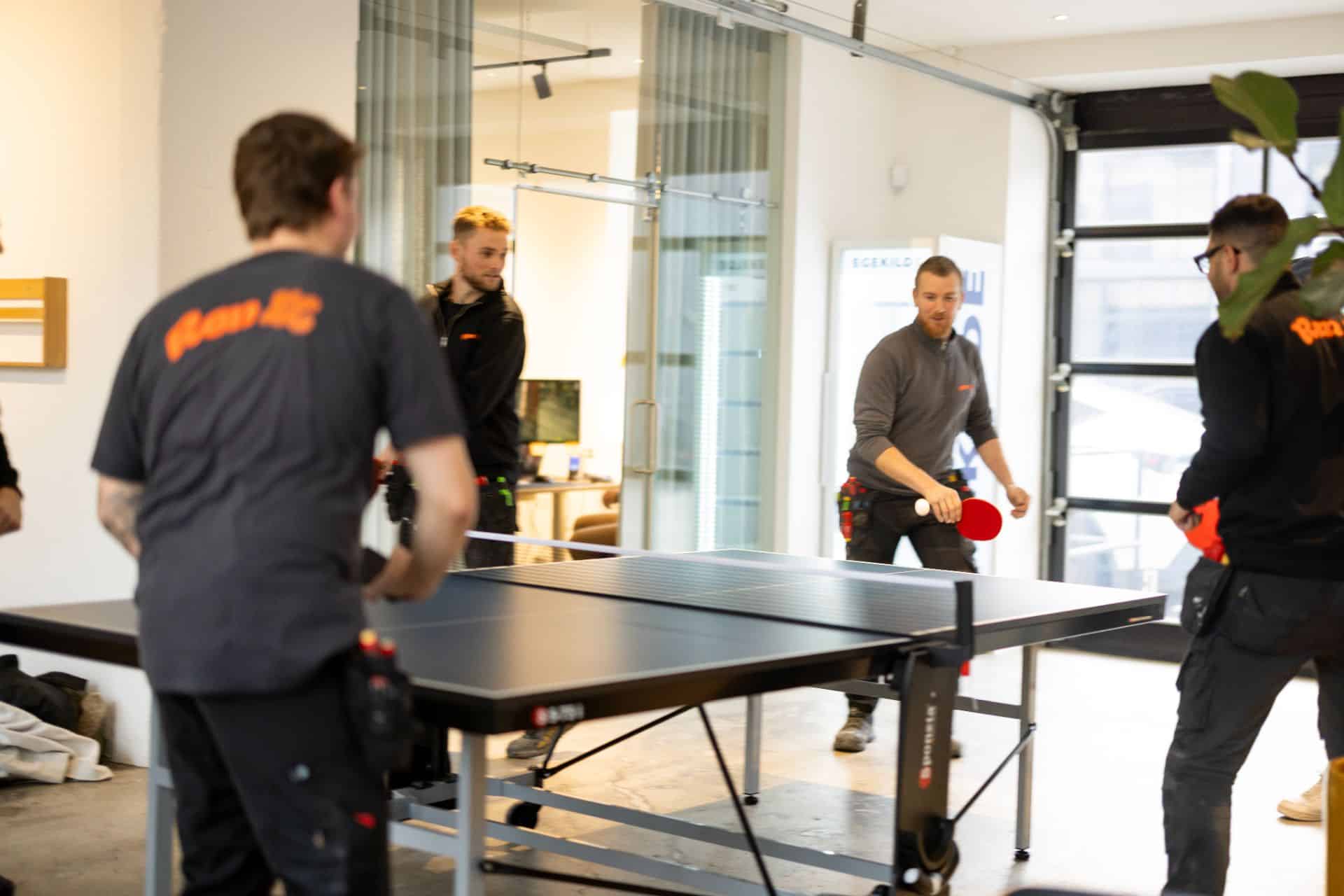 Elektrikere spiller bordtennis 1