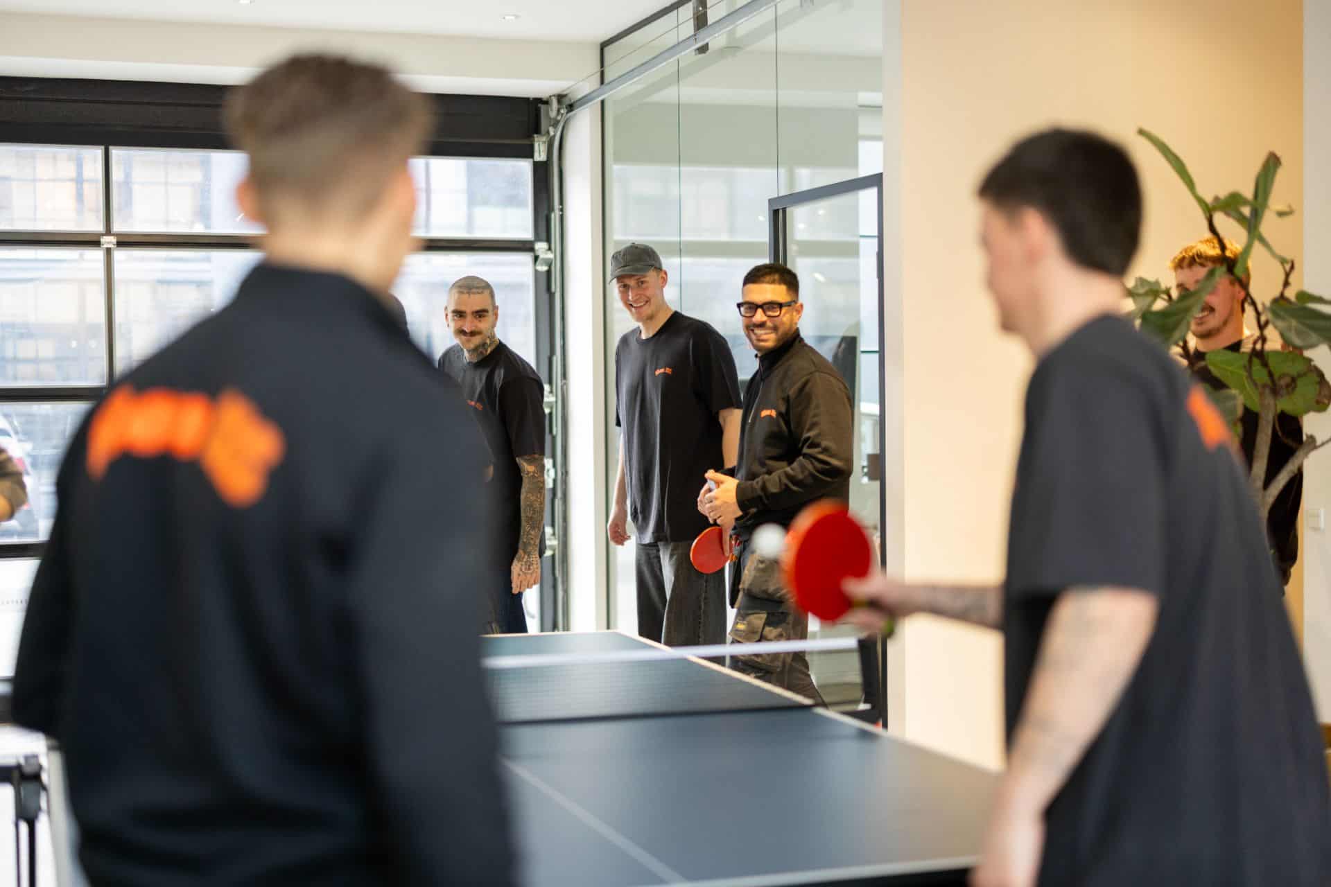 Elektrikere spiller bordtennis